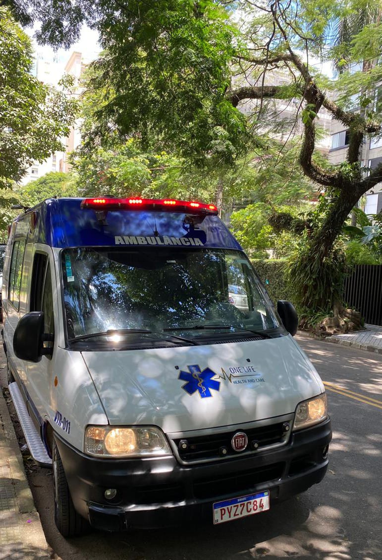 Ambulância frente.jpeg